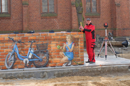 René Morholz von der Fa. Ziegler aus Bautzen beim Aufbau der Pedelec-Station auf dem Warnemünder Kirchenplatz. René Morholz von der Fa. Ziegler aus Bautzen beim Aufbau der Pedelec-Station auf dem Warnemünder Kirchenplatz.
