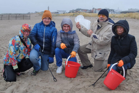 Gehörten heute zu den etwa 150 freiwilligen Helfern, die am Strand von Warnemünde Silvestermüll sammelten: Erika Schulz, Michel und Niklas Innocenti sowie deren Großeltern Hansi und Billy Parczyk (v.l.)