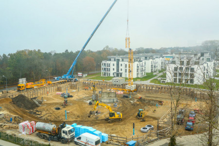 Auf der WIRO-Baustelle in der Warnemünder Parkstraße drehen sich die Kräne. 
