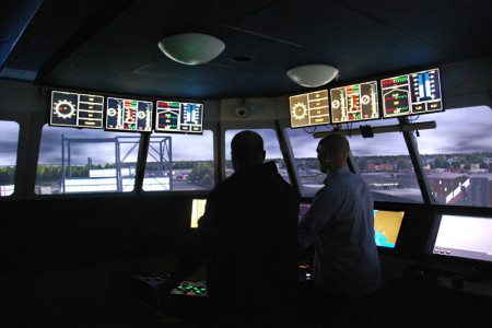 Die Vorbereitungen für die baldige Inbetriebnahme der beiden neuen Scandlinesfähren für die Strecke Rostock-Gedser laufen auf Hochtouren. Momentan trainiert die Reederei ihre deutschen und dänischen Offiziere im unternehmenseigenen Simulator in Puttgarden, um sie somit bestmöglich auf ihren baldigen Einsatz auf den neuen Fähren "Berlin" und "Copenhagen" vorzubereiten.