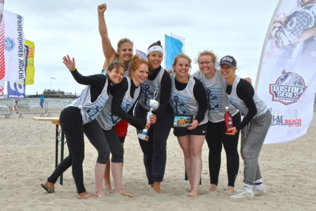 Fuhren ihren dritten Sieg in Folge beim Strand-Lacrosse-Turnier in Warnemünde ein: die Spielerinnen des Mari Teams.