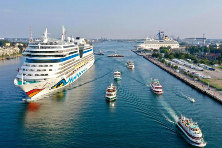 Die in Rostock beheimatete Kreuzfahrtreederei Aida Cruises operiert in der kommenden Saison wieder mit drei Schiffen ab Warnemünde.