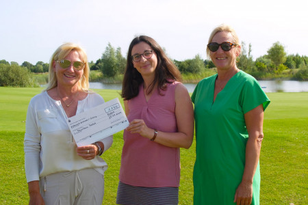 Golfen für die gute Sache: Petra Westphal (l.) und Dorett Scheil (r.) übergeben einen symbolischen Spendenscheck über 1.170 Euro an Dorothea Engelmann vom Rostocker Frauenhaus.