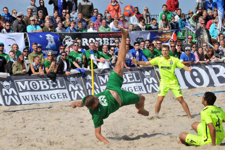Spannendes Finale am AOK Active Beach Warnemünde: Die Rostocker Robben mussten sich dem Ibbenbürener Beach Soccer Club aus Westfalen geschlagen geben. 