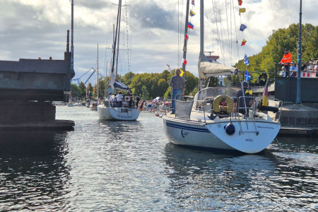 Alle wollen durch! Viele Boote nutzten die Br&uuml;cken&ouml;ffnung f&uuml;r einen Besuch der &bdquo;anderen Seite&ldquo;.