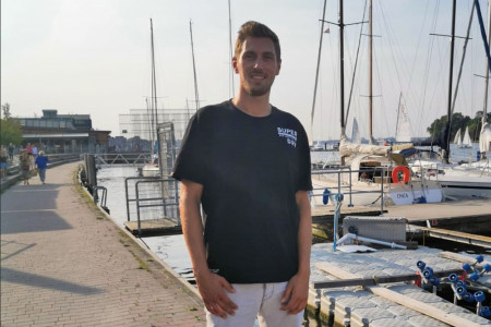Besuchte nach der Vertragsunterzeichnung erst einmal den Rostocker Stadthafen: Sebastian Krause lernt den Norden kennen. Foto: SVW