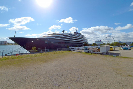 Dreifachanlauf in Warnem&uuml;nde: &bdquo;Marina&ldquo;, &bdquo;Ambition&ldquo; und &bdquo;Evrima&ldquo; (im Vordergrund) sorgen gemeinsam f&uuml;r einen H&ouml;hepunkt der Kreuzfahrtsaison.
