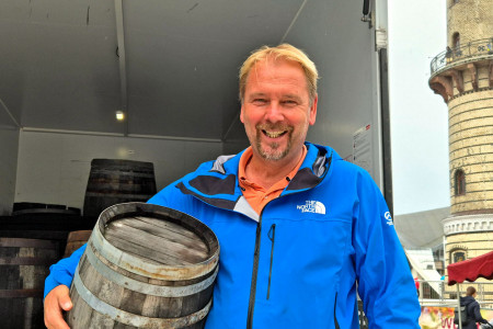 Mit Liebe zum Detail: Veranstalter Heiko Lange packt selbst mit an und sorgt am Warnemünder Leuchtturm für stimmungsvolle Weinfest-Atmosphäre.