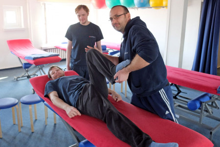 Die Physiotherapie erfordert viel medizinisches Grundwissen. Dozent Rony Heiligers demonstrierte mit seinen Auszubildenden Peter Stagge und Sören Suckow die Praxis.