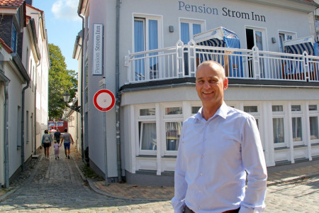 Martin Friedrich leitet das Hotel Am Leuchtturm, von wo aus auch die neu hergerichtete Pension „StromInn“ in der Alexandrinenstraße 100 gesteuert wird.