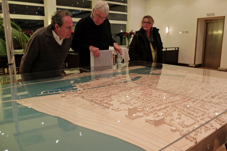 Skeptisch begutachten die Besucher des gestrigen Bürgerforums die neuen Pläne zur Mittelmolen-Bebauung.