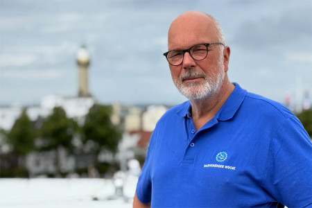 Peter Ramcke, Sportdirektor der Warnemünder Woche, zeigte sich sehr zufrieden mit dem Verlauf der Warnemünder Woche.// Foto: Pepe Hartmann