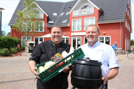 Küchenchef Carsten Loll (li.) setzt auch in seinem Restaurant Carlo 615 auf regionale Produkte und Service. Marktleiter Lutz Meier freut sich über den neuen Partner.