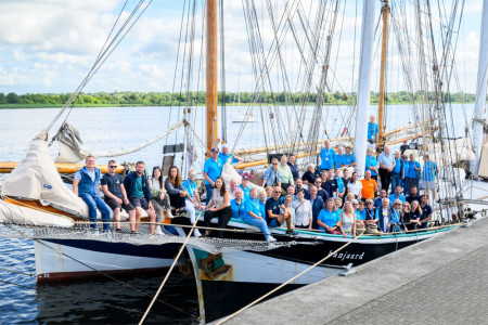 Mit maritimem Rückenwind ins nächste Jahr: Ehrenamtliche und das Hanse-Sail-Team versammelten sich nach dem Fest auf dem niederländischen Schoner „Banjaard“ zum traditionellen Gruppenfoto.//Foto: TZRW/ Holger Martens
