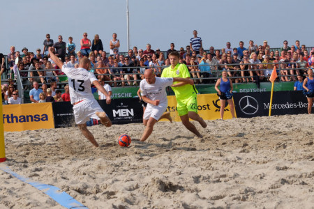 Ein packendes Finale lieferten sich gestern die Rostocker Robben (weiß) und der Ibbenbürener Beach Soccer Club (gelb) bei der Deutschen Beachsoccer-Meisterschaft am Strand von Warnemünde.