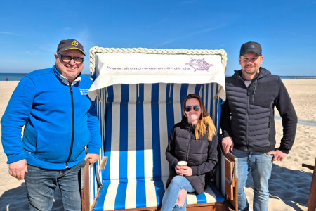 Mit frischem Schwung in die neue Saison (v.l.): Inhaber Matthias Treichel, Buchhalterin Kerstin Koscholke und Gesch&auml;ftspartner Christian Westphal freuen sich &uuml;ber den sichtbaren Fortschritt beim Aufbau der Strandoase am Warnem&uuml;nder Strand.