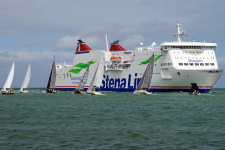 Wat den Eenen sin Uhl, is den Annern sin Nachtigall: Optimale Bedingungen herrschten heute zum Start der Rund Bornholm-Regatta. Die kleinen Jollen mussten dagegen werden des zu starken Windes im Hafen bleiben.