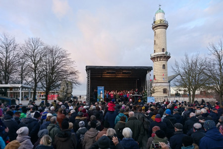 Etwa 1.000 Besucher versammelten sich heute Nachmittag in Warnemünde zum 19. Adventssingen.