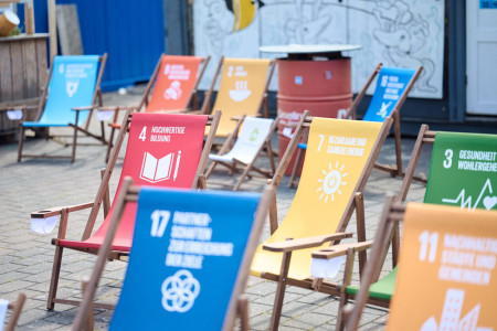 Rund um die Hafen-Bar RostDock gibt es während der Hanse Sail 2023 wieder zahlreiche Angebote rund um das Thema Nachhaltigkeit.//Foto: Sophia Beiker