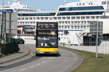 Der gelbe Doppeldecker-Bus ist noch bis Ende September im Einsatz und zeigt die schönen Seiten Warnemündes und Rostocks.