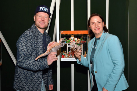 Zur Er&ouml;ffnung der neuen Sonderausstellung: Zoodirektorin Antje Angeli und Diorama-K&uuml;nstler Oliver Schaffer freuen sich &uuml;ber den gelungenen Start der Playmobil-Zeitreise im Zoo Rostock.//Foto: Zoo Rostock/ Joachim Kloock