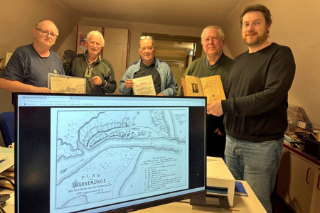 Gemeinsam für Warnemündes Geschichte am Tisch (v.l.): Sven Lorenzen, Achim Schade, Wilfried Steinmüller, Ronald Piechulek und Museumsleiter Christoph Wegner – die Ortschronisten schreiben mit Leidenschaft und Fachwissen die Chronik des Ostseebades fort.//Foto: Maria Pistor Gemeinsam für Warnemündes Geschichte am Tisch (v.l.): Sven Lorenzen, Achim Schade, Wilfried Steinmüller, Ronald Piechulek und Museumsleiter Christoph Wegner – die Ortschronisten schreiben mit Leidenschaft und Fachwissen die Chronik des Ostseebades fort.//Foto: Maria Pistor