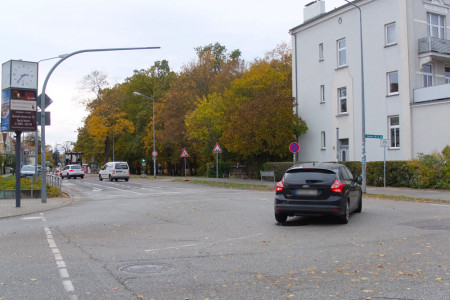 Fußgänger müssen derzeit an der Kreuzung Parkstraße/ Richard-Wagner-Straße in Warnemünde ganz besonders aufmerksam sein. Im Zuge der Bauarbeiten an der Bushaltestelle Wiesenweg wurden auch die Ampeln abgebaut. Diese sollen bis zum 24. November erneuert werden.