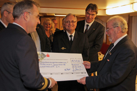 Das Marinekommando Rostock und das Büro Hanse Sail spendeten den Erlös ihres Adventskonzertes dem  Förderverein Jugendschiff Likedeeler e.V.