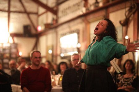 Künstlerinnen und Künstler des Rostocker Volkstheaters und der Hochschule für Musik und Theater, unter ihnen Maria Teresa González (Foto), präsentieren sich bei „Kultur trifft Genuss“ in 14 verschiedenen Restaurants.//Foto: Danny Gohlke Künstlerinnen und Künstler des Rostocker Volkstheaters und der Hochschule für Musik und Theater, unter ihnen Maria Teresa González (Foto), präsentieren sich bei „Kultur trifft Genuss“ in 14 verschiedenen Restaurants.//Foto: Danny Gohlke