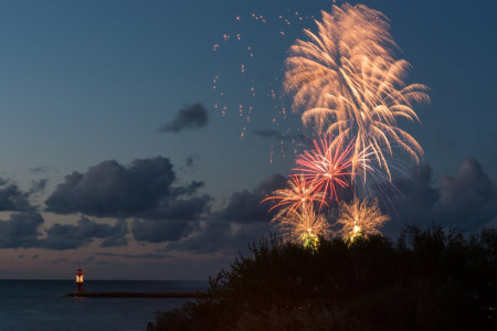 Das Feuerwerk zur 2. Warnemünde Port Party war dank der schönen Wolkenbilder auch ohne Schiffe sehr schön.