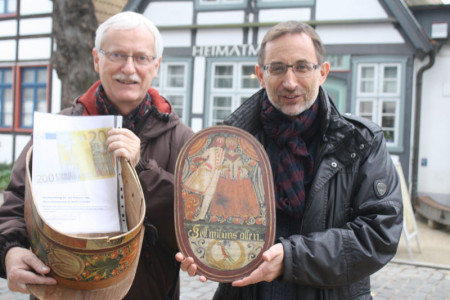 Dr. Matthias Redieck (li.) und Achim Schade haben die Patenschaft für die Restaurierung einer Hutschachtel übernommen.