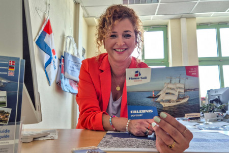 Mandy Lange begrüßt Gäste, die eine Ausfahrt machen wollen, gerne auch persönlich im Büro der Hanse Sail am Rostocker Stadthafen.//Foto: TZRW Mandy Lange begrüßt Gäste, die eine Ausfahrt machen wollen, gerne auch persönlich im Büro der Hanse Sail am Rostocker Stadthafen.//Foto: TZRW