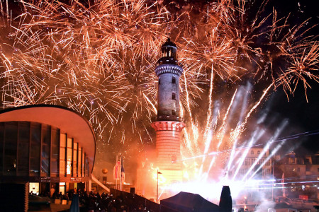 45.000 Menschen trafen sich heute am Warnemünder Leuchtturm, um die 24. Auflage von Europas größte Neujahrsinszenierung zu erleben.//Foto: Joachim Kloock