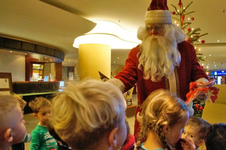 Am Donnerstagvormittag lädt der Weihnachtsmann zur Sprechstunde ins Warnemünder Hotel Neptun.