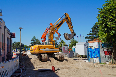 Unverst&auml;ndnis bei den Anliegern: Ausgerechnet jetzt, zum Start in die Hauptsaison, ist in der Seestra&szlig;e und in der Stra&szlig;e Am Leuchtturm schweres Bauger&auml;t im Einsatz. Trotz des anhaltend sch&ouml;nen Wetters vergrault das die Kunden und G&auml;ste.