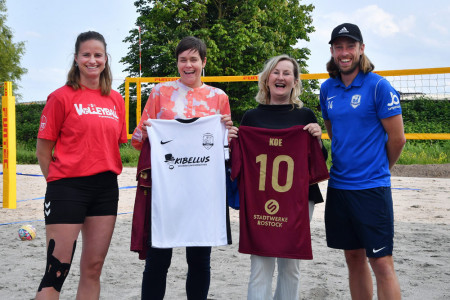 Anlässlich der Einweihung des neuen Beachsportfeldes im Friedrich-Ludwig-Jahn-Sportpark bekamen die Leiterin der Volleyballabteilung des SV Warnemünde, Andrea Bock, Oberbürgermeisterin Eva-Maria Kröger und KOE-Leiterin Sigrid Hecht durch Hannes Knüppel von den Rostocker Robben Trikots überreicht.//Foto: Joachim Kloock