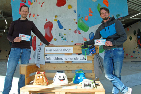 Ingo Volkmann (l.) und Jano Tenev mit den auf www.mv-handelt.de zu bestellenden Gutscheinen und Produkten.