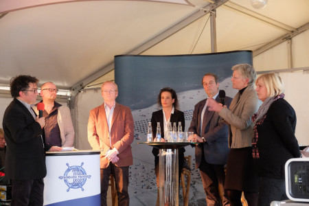 Im Podium beim zweiten Talk am Strand: Bauausschussmitglied der Rostocker Bürgerschaft, Helge Bothur, Michael Roolf von Freie Horizonte, Chris Günther (CDU), der Ortsbeiratsvorsitzende Alexander Prechtel und IHK-Geschäftsführerin Dr. Christine Grünewald (ab 2.v.l.) Die Moderation übernahm Thomas Böhm von MV1.