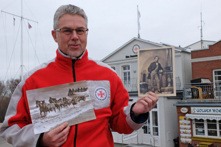 Jörg Westphal ist Leiter des DGzRS-Infozentrums in Warnemünde. Er plant zum 150. Jubiläum der Rettungsstation Warnemünde eine Ausstellung und sucht dafür leihweise alte Bilder und Gegenstände.