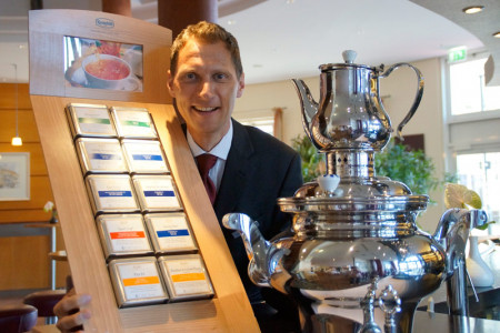 René Langschwager, F&B Manager im Strand-Hotel Hübner Warnemünde freut sich auf das Tee-Programm von Thommi Baake.