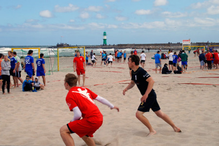 Die 24. Beachhandballtage in der Sport & Beach Arena am Strand von Warnem&uuml;nde endeten mit zwei &Uuml;berraschungssiegern.