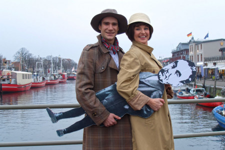 Mit einem Erich Kästner aus Pappe posierten Angela Schlabinger und Mario Lopatta gestern auf der Warnemünder Bahnhofsbrücke.