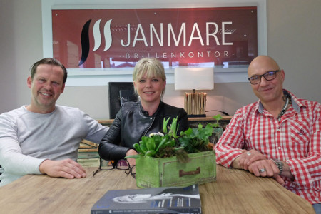 Haben heute allen Grund um auf das Erreichte anzustoßen: Karl Matthes sowie Jana und Martin Ernst (v.l.) vom Brillenkontor Janmare.