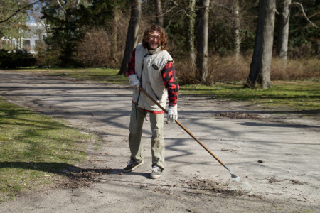 Der Warnemünder Jürgen Dührkop hier beim Fegen des Stephan-Jantzen-Parks im Rahmen der großen Reinigungsaktion im vergangenen Jahr. Der Warnemünder Jürgen Dührkop hier beim Fegen des Stephan-Jantzen-Parks im Rahmen der großen Reinigungsaktion im vergangenen Jahr.