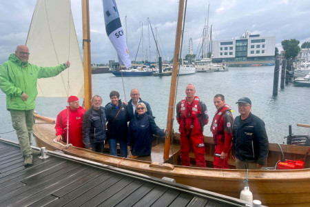 Versammelten sich an Bord der originalgetreu nachgebauten Warnemünder Tweismaker-Jolle „Oll Stromer“: Jörg Bludau (KVS), Harald Turner, Werner Iffländer, Vorsitzender des Förderkreises des Schifffahrtsmuseums, Oberbürgermeisterin Eva-Maria Kröger, Tourismusdirektor Matthias Fromm, Astrid Voß, Noch-Vorsitzende des Warnemünde-Vereins, die beiden Seenotretter Ingo Menzel und Heiko Döring und Bootsbauer Hans Rieck (v.l.)//Foto: Maria Pistor