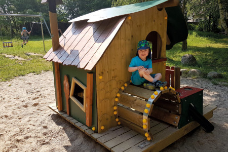 Der dreijährige Nils-Bennet als Berlin hat das Spielhaus für sich entdeckt.
