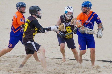 Lacrosse - Mannschaftssport am Strand.