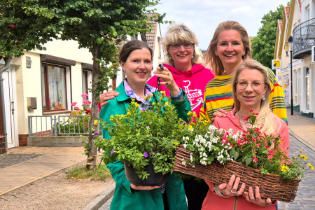 Freuen sich auf ein fröhlich-buntes Sommerfestes in der nördlichen Alexandrinenstraße (v.l.): Goldschmiedemeisterin Julia Kintrup von Goldfrische, Janett Pust von Drachen und Mee(h)r, Sylvia Joeck-Gidom vom Hoppen un Molt Store und Stephanie Lau von Zwillingszwirn.