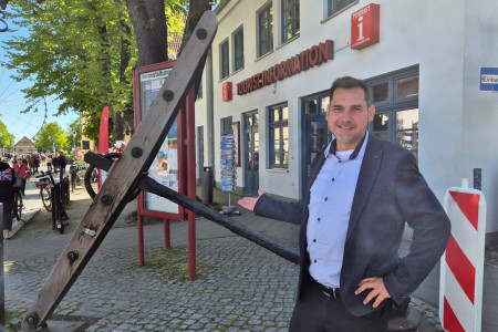 Leiter der Tourist-Informationen in Rostock und Warnemünde ist René Gottschalk. Er hat auch die Aufwertung der Außenanlagen mit Neuplatzierung des Stockankers zur Chefsache gemacht.