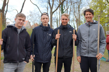Diese Abiturienten beteiligten sich erstmalig am Warnemünder Frühjahrsputz: Tim Pfitzmann, Moritz Eggert, Sören Wiedemann und Timm Stinzing (v.l.) 